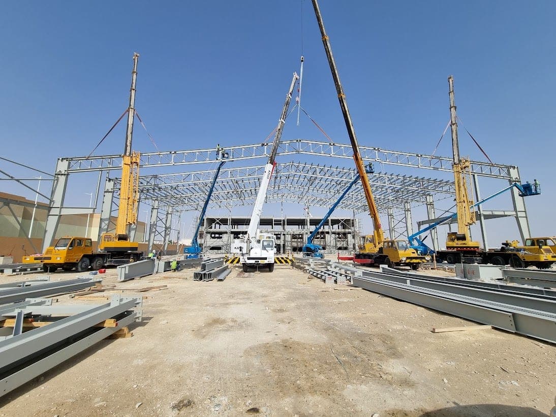 A multi-purpose sports hall on a 64-metre clear span — photograph 1