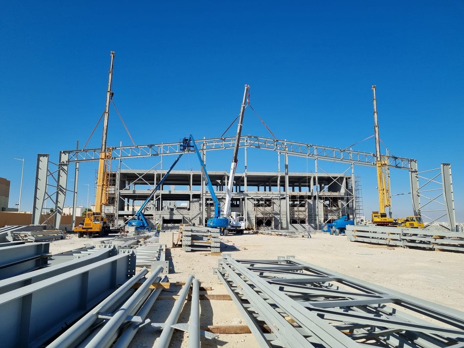 A multi-purpose sports hall on a 64-metre clear span — photograph 2
